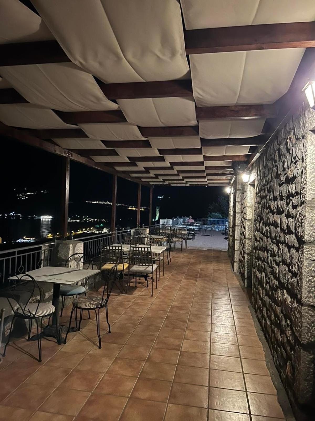 Onar Mani Suites Néon Oítilon Buitenkant foto