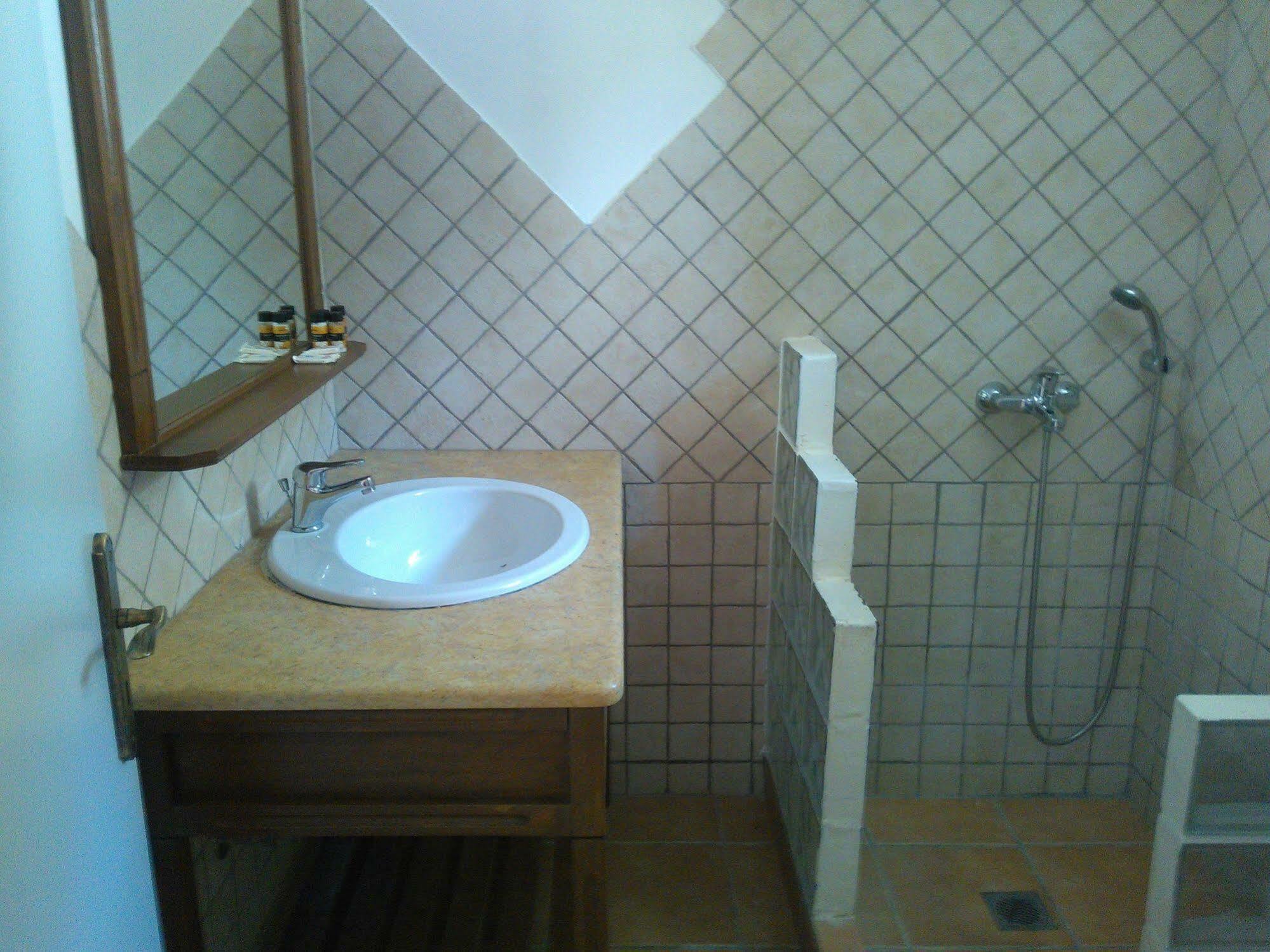 Onar Mani Suites Néon Oítilon Buitenkant foto